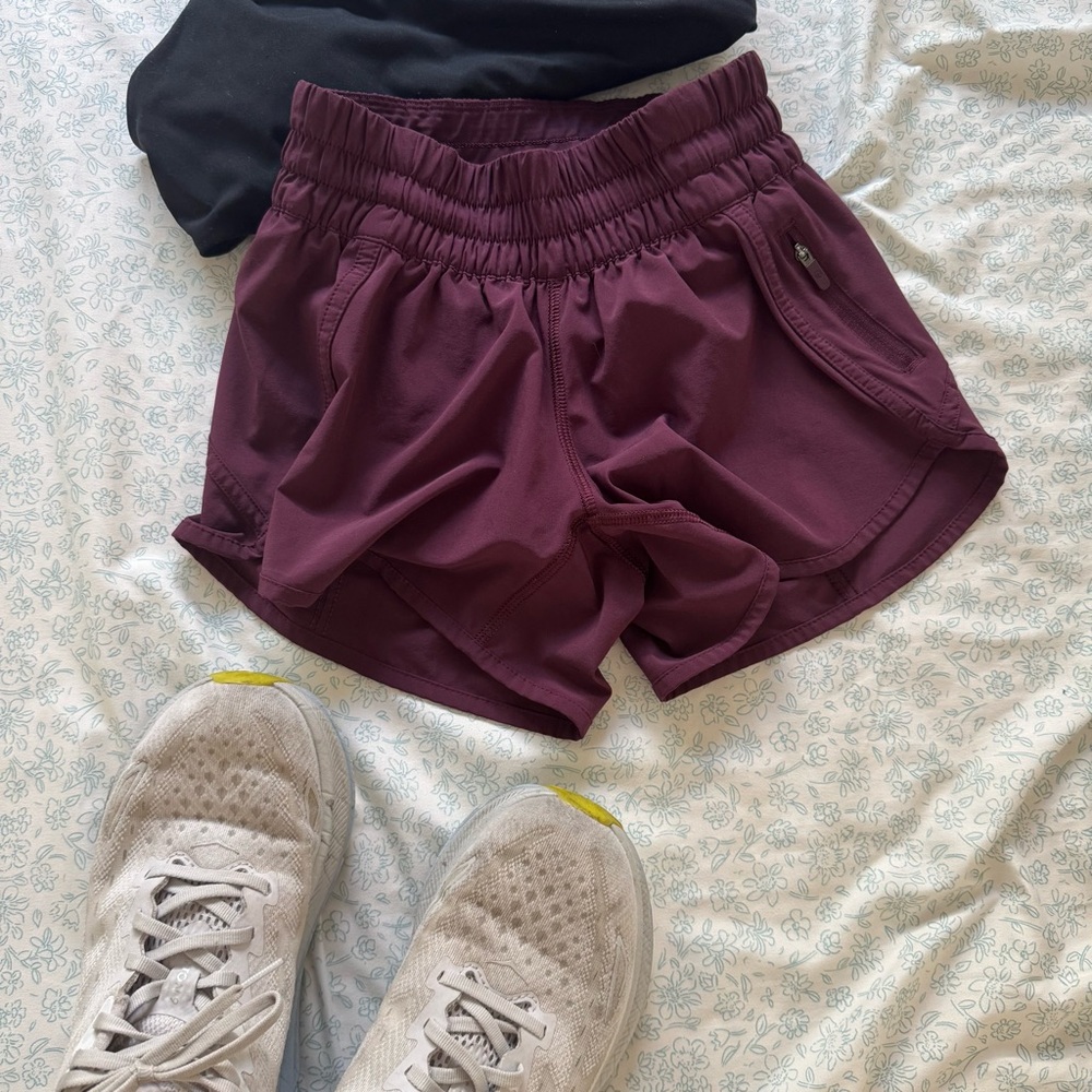 Lululemon Athletica Hotty Hot high rise 2.5 inseam size four athletic shorts